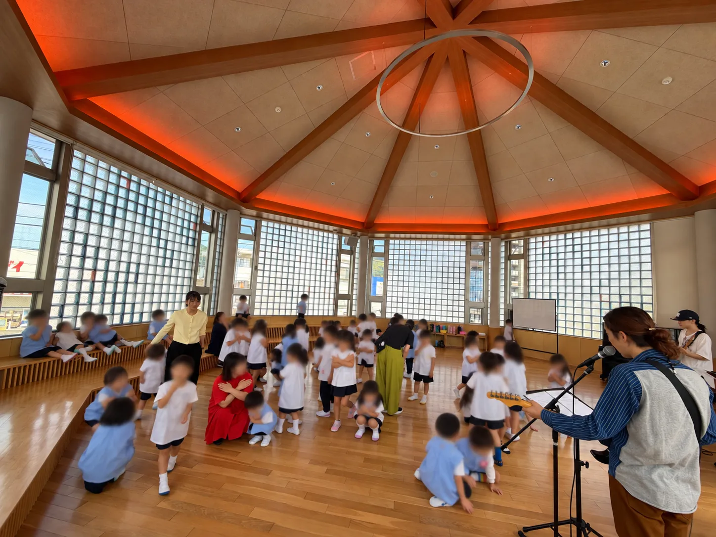 歌とギターに合わせて、体を動かしながら音楽を楽しむ園児たち